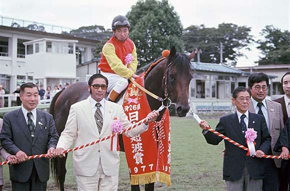 1977年日本短波賞の口取り（左から２番目が父の善吉氏）